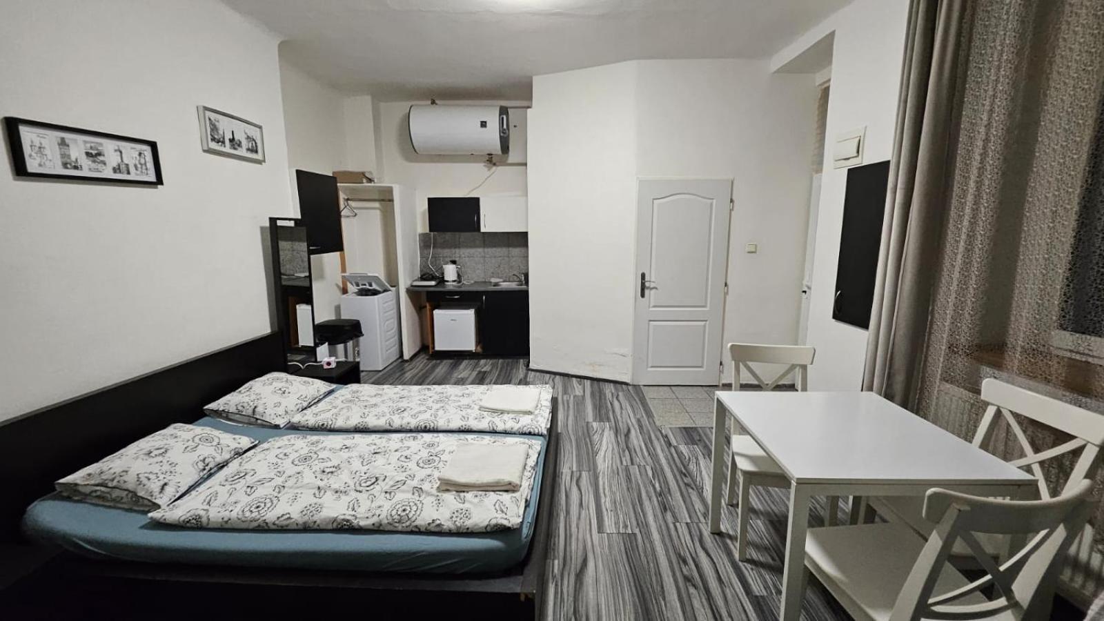 Small Apartment In Downtown For Groups Πράγα Εξωτερικό φωτογραφία