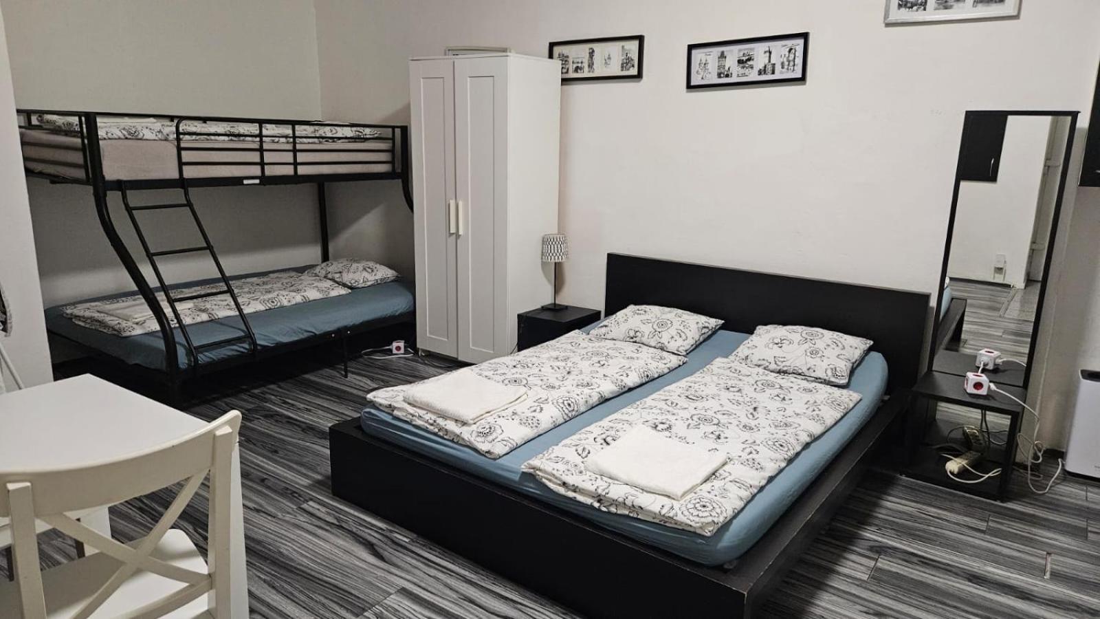 Small Apartment In Downtown For Groups Πράγα Εξωτερικό φωτογραφία